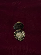 Load image into Gallery viewer, Flower locket: Red flowers
